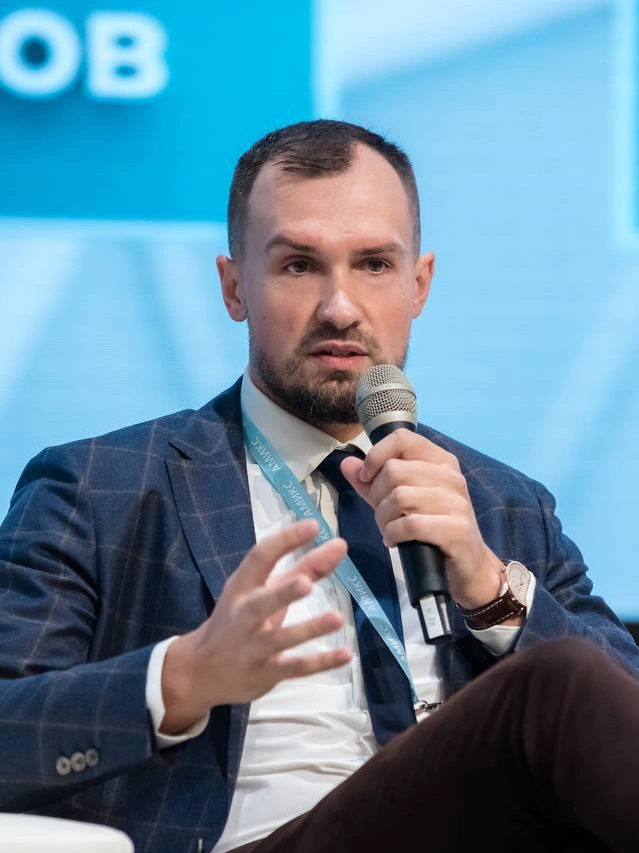 Дмитрий Толстяков — основатель школы FIN-RA